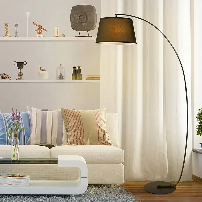 Homcom Stehleuchte - 40 W, Höhe: 190 cm, Schwarz, Schwarz, E27 - Schwarze Bogenstehleuchte mit dunklem Schirm, die warmes Licht in einem modernen Wohnzimmer spendet.