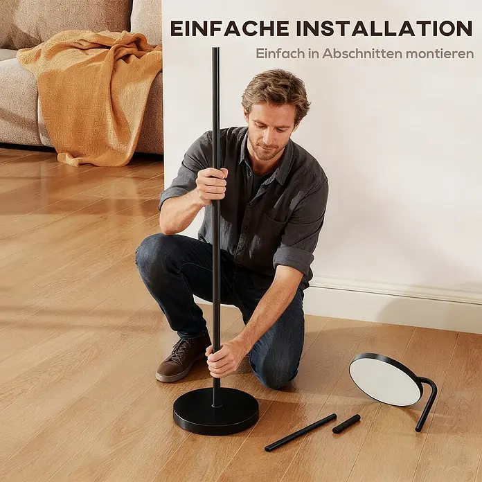 Homcom Stehleuchte - 30 W, Höhe: 177 cm, Schwarz, Schwarz - Mann montiert eine schwarze Metall-Stehlampe, verbindet eine Stange mit dem runden Fuß auf Holzboden.