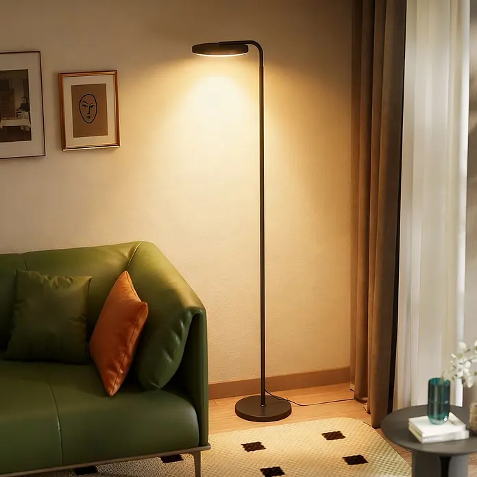 Homcom Stehleuchte - 30 W, Höhe: 177 cm, Schwarz, Schwarz - Schlanke schwarze Stehleuchte aus Metall, die warmes Licht in einem modernen Wohnzimmer neben einem grünen Sofa wirft.