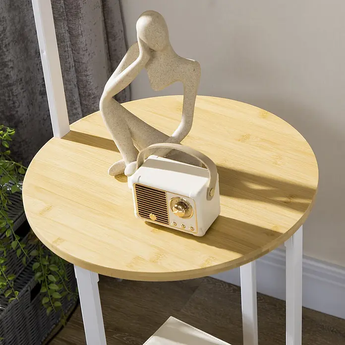 Homcom Stehleuchte - 40 W, Höhe: 162 cm, Weiß, Weiß, E27 - Runder Beistelltisch mit heller Holzplatte und weißen Beinen, darauf eine Statue und ein Retro-Radio.