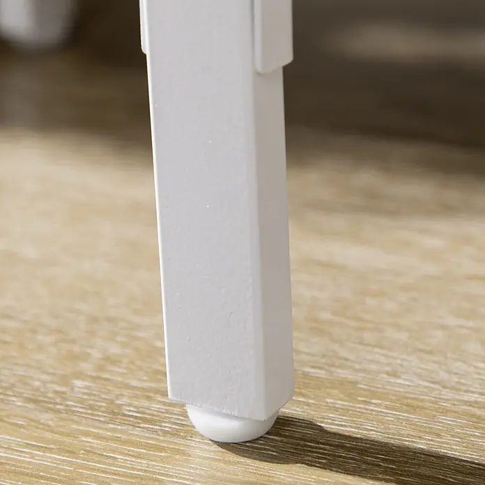 Homcom Stehleuchte - 40 W, Höhe: 162 cm, Weiß, Weiß, E27 - Weißes, quadratisches Möbelbein mit weißem, abgerundetem Bodengleiter auf hellem Holzfußboden.