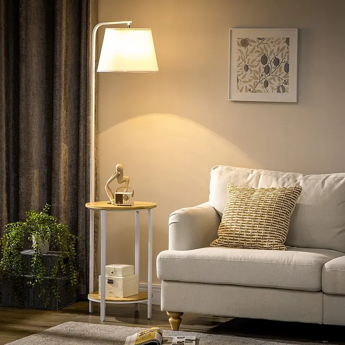 Homcom Stehleuchte - 40 W, Höhe: 162 cm, Weiß, Weiß, E27 - Eine weiße Stehlampe beleuchtet eine gemütliche Wohnzimmerszene mit rundem Beistelltisch, Deko und hellem Sofa.