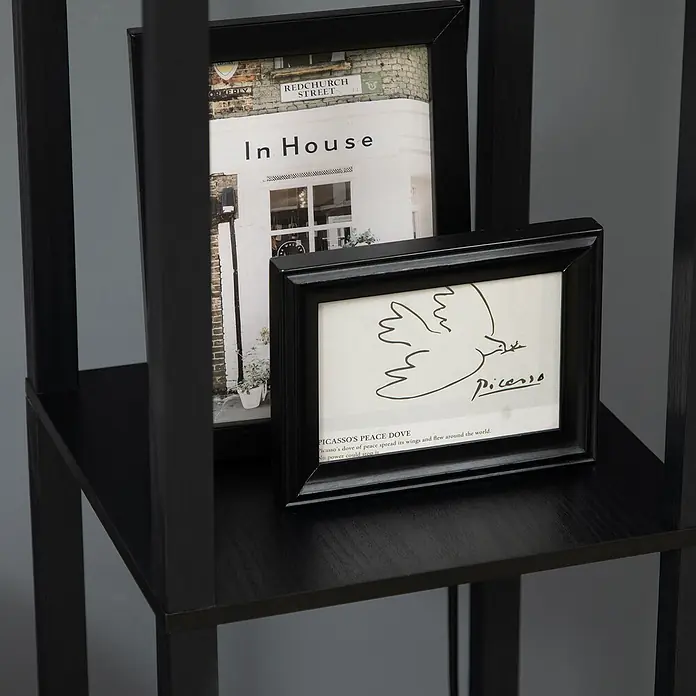 Homcom Stehleuchte - 40 W, Höhe: 156 cm, Schwarz, Schwarz - Schwarzes Holzregal mit zwei gerahmten Bildern.