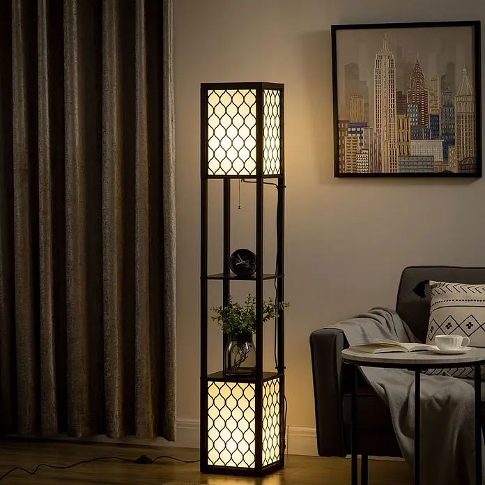 Homcom Stehleuchte - 40 W, Höhe: 156 cm, Schwarz, Schwarz - Hohe schwarze Stehlampe mit geometrisch gemusterten Lichtpaneelen und drei Ablagen, die ein gemütliches Wohnzimmer beleuchtet.