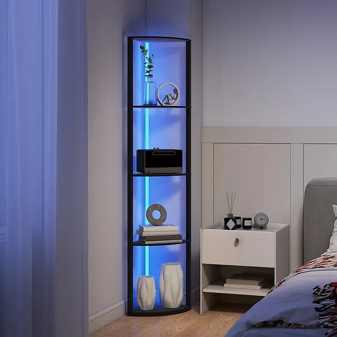Homcom Stehleuchte - 40 W, Höhe: 163 cm, Schwarz, Schwarz - Hohes schwarzes Eckregal mit fünf Ablagen und integrierten blauen LED-Leuchten, das Dekoartikel in einem Schlafzimmer präsentiert.