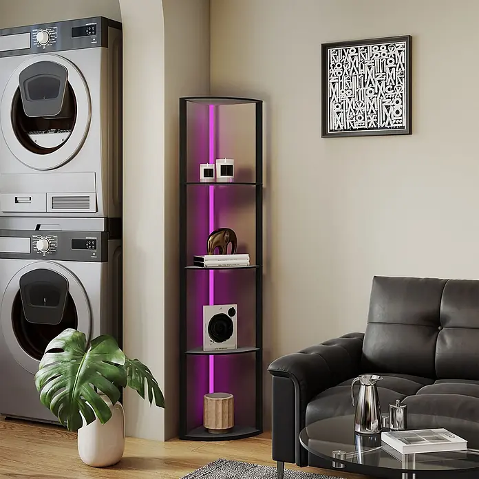 Homcom Stehleuchte - 40 W, Höhe: 163 cm, Schwarz, Schwarz - Modernes schwarzes Eckregal mit Glasböden und violetter LED-Beleuchtung, das Dekorationsartikel in einem Wohnzimmer präsentiert.