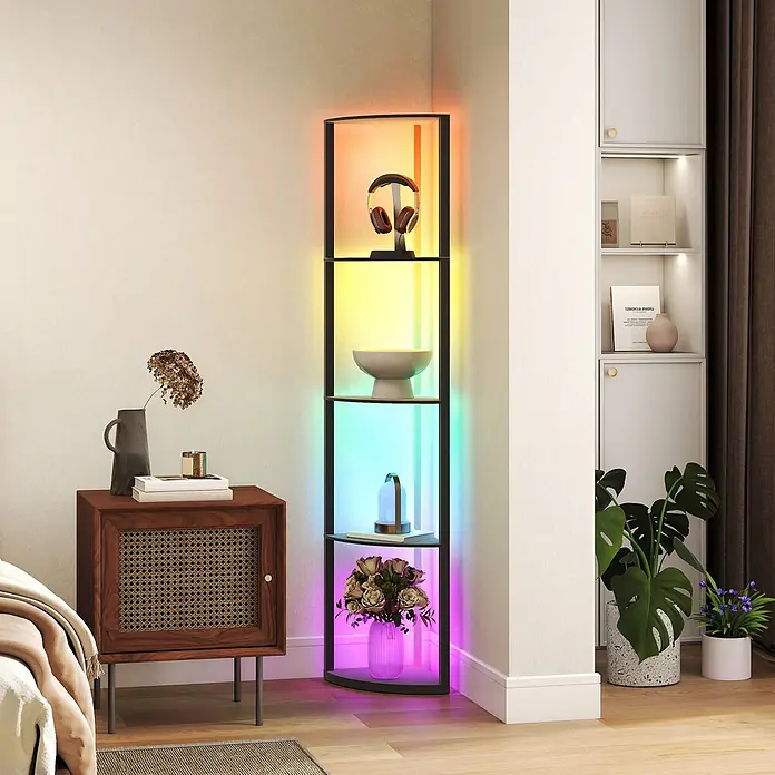 Homcom Stehleuchte - 40 W, Höhe: 163 cm, Schwarz, Schwarz - Schwarzes Eckregal mit Glasböden und lebendiger RGB-Beleuchtung präsentiert Dekoartikel in einem modernen Raum.