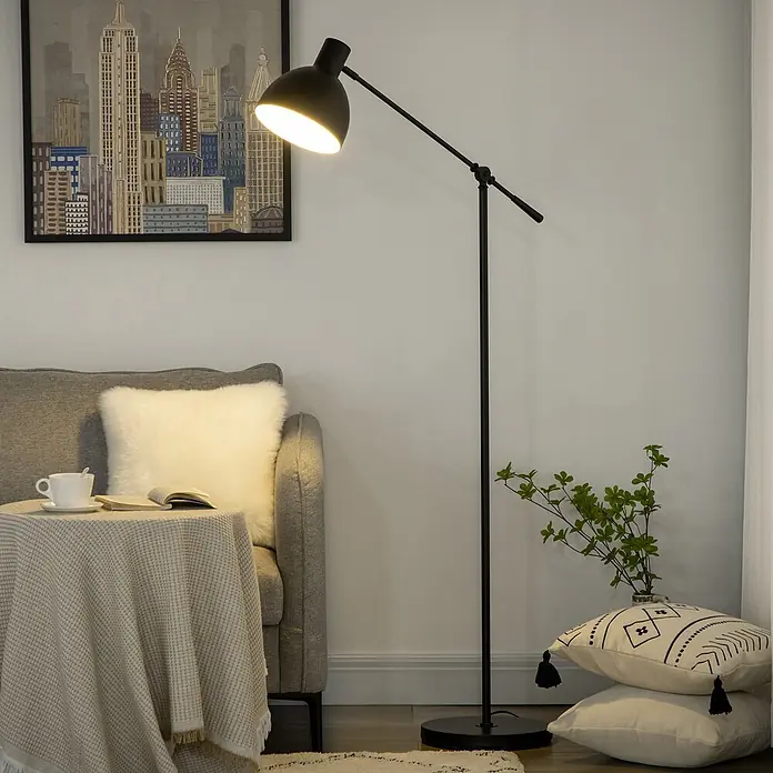 Homcom Stehleuchte - 40 W, Schwarz, Schwarz, E27 - Schwarze Stehlampe aus Metall mit verstellbarem Kopf, die einen gemütlichen Wohnbereich neben einem Sofa beleuchtet.