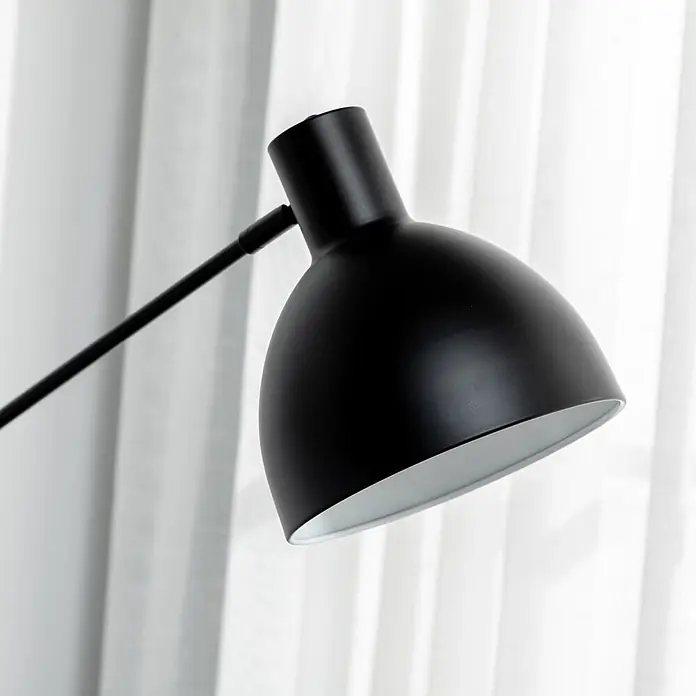 Homcom Stehleuchte - 40 W, Schwarz, Schwarz, E27 - Schwarzer, kuppelförmiger Metall-Lampenschirm mit weißer Innenseite.