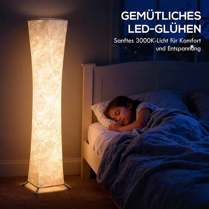 Homcom Stehleuchte - 12 W, Silberton, Weiß, Silberton, Weiß - Hohe Stehlampe mit hellem, strukturiertem Stoffschirm, die ein warmes Licht abgibt, neben einem schlafenden Kinderbett.