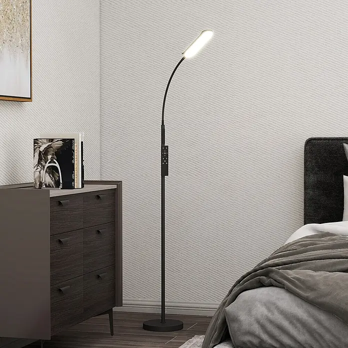 Homcom Stehleuchte - 18 W, Höhe: 175 cm, Schwarz, Schwarz, E10 - Eine schlanke schwarze LED-Stehleuchte mit flexiblem Hals und Bedienfeld, neben einem Bett in einem modernen Schlafzimmer.