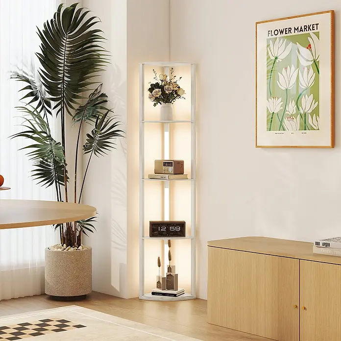 Homcom Stehleuchte - 24 W, Natur, Natur - Weißes Eckregal mit integrierter LED-Beleuchtung, das Dekorationsartikel in einem modernen Wohnzimmer präsentiert.