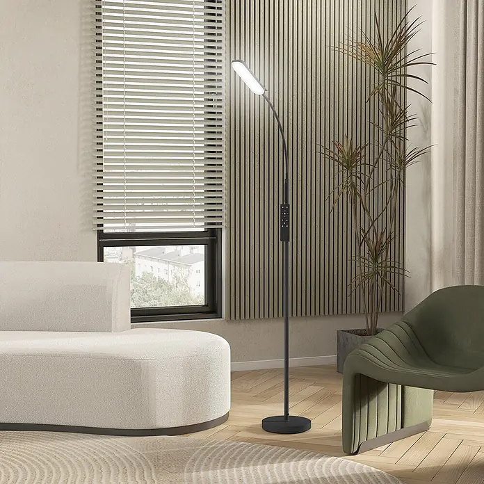 Homcom Stehleuchte - 18 W, Höhe: 175 cm, Schwarz, Schwarz, E10 - Hohe schwarze Stehlampe mit verstellbarem Schwanenhals und LED-Lichtpanel steht in einem modernen Wohnzimmer neben einem Sofa.
