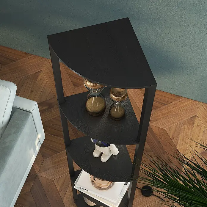 Homcom Stehleuchte - 24 W, Höhe: 163,5 cm, Schwarz, Schwarz, E27 - Schwarzes Eckregal mit mehreren Etagen, das Deko und Bücher enthält, in einem Wohnzimmer neben einem hellen Sofa.