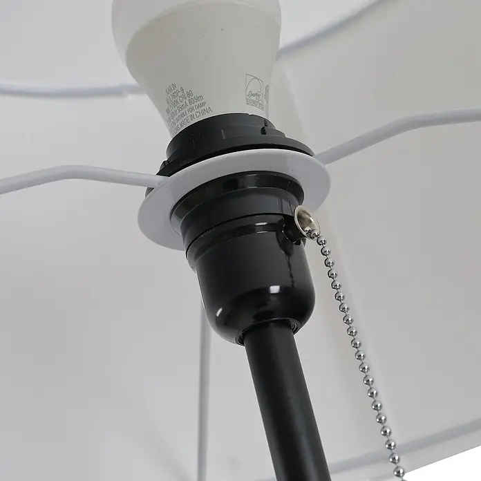Homcom Stehleuchte - 40 W, Höhe: 152 cm, Schwarz, Weiß, E27 - Nahaufnahme einer weißen LED-Glühbirne in einer schwarzen Lampenfassung mit silberner Zugkette, umgeben von einem weißen Metallrahmen.