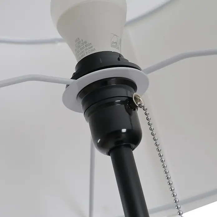 Homcom Stehleuchte - 40 W, Höhe: 152 cm, Schwarz, Weiß, E27 - Nahaufnahme einer schwarzen Lampenfassung mit weißer LED-Birne und silberner Zugkette, gehalten von einem weißen Metallrahmen.