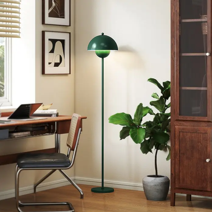 Homcom Stehleuchte - 40 W, Höhe: 155 cm, Grün, Grün, E27 - Eine leuchtend grüne Stehlampe mit kuppelförmigem Schirm erhellt ein Home Office auf Holzboden.