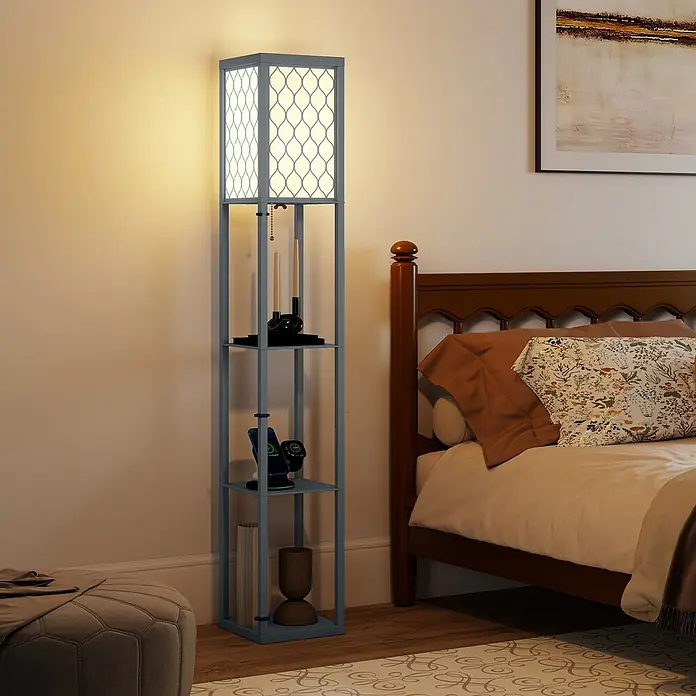 Homcom Stehleuchte - 40 W, Hellgrau, Weiß, Hellgrau, Weiß - Graue Metall-Stehlampe mit gemustertem Schirm und drei Ablagen, mit Kerzen und Ladegeräten, neben einem Holzbett.