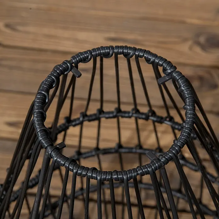 Outsunny Campinglampe - 34 x 34 x 56 cm - Dunkelgrauer Metall-Drahtrahmen, möglicherweise ein Lampenschirm oder Korb, mit einem runden, fest gewickelten oberen Rand.