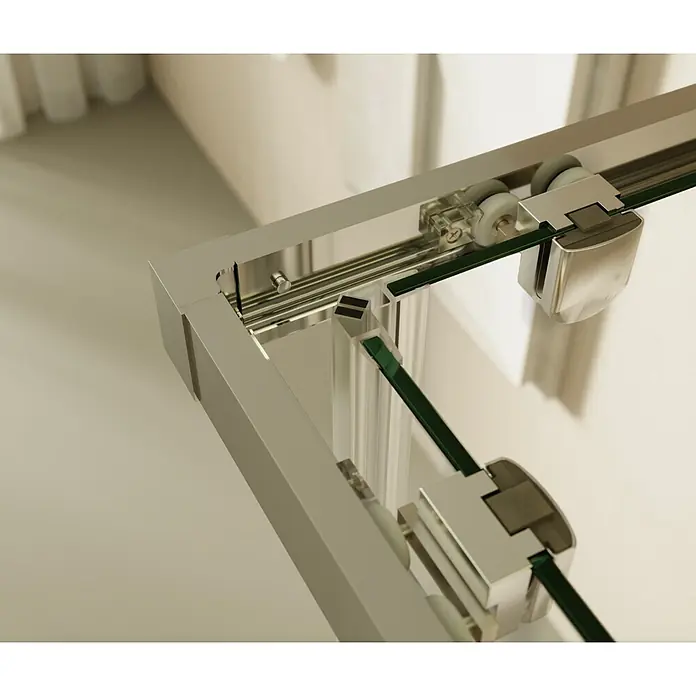i-flair Eckdusche DK77C75x90 - Beschichtet, Silber, Stärke: 6 mm - Nahaufnahme eines polierten Metall-Schiebetürmechanismus für Duschkabinen mit klaren Glaspaneelen und Rollen.