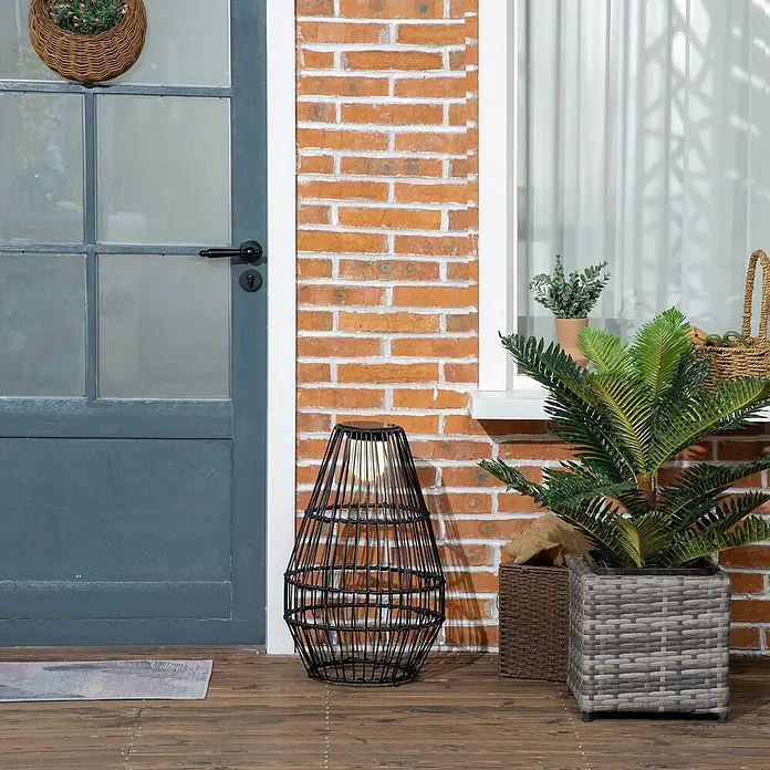 Outsunny Campinglampe - 34 x 34 x 56 cm - Schwarze Stehleuchte im Rattan-Stil beleuchtet eine gemütliche Veranda.