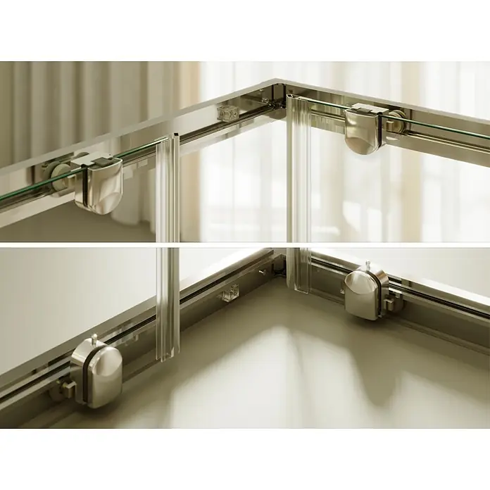 i-flair Eckdusche DK77C95x95 - Beschichtet, Silber, Stärke: 6 mm - Nahaufnahme einer Ecke einer Glasschiebetür für Duschen mit polierten Metallbeschlägen und transparenten Dichtungen, die Schiene und Rollen zeigt.