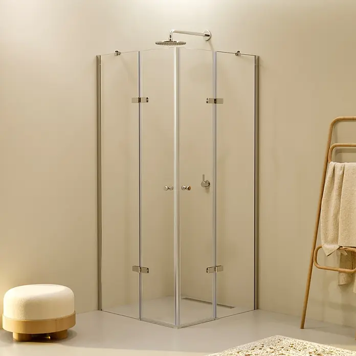 i-flair Eckdusche DK19C75x80 - Beschichtet, Silber, Stärke: 6 mm - Eckduschkabine aus Klarglas mit Chrombeschlägen, in einem modernen Badezimmer installiert.