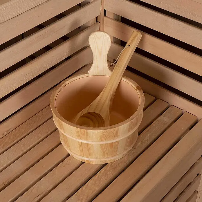 Home Deluxe Elementsauna SKYLINE BIG XL - Elektroofen, Steuerung Ofen: Integriert, L x B x H: 200 x 200 x 210 cm - Heller Saunakübel aus Holz mit lachsfarbener Kunststoffeinsatz und passender Kelle in einer Holzsauna.