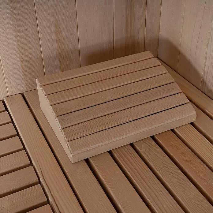 Home Deluxe Elementsauna SKYLINE BIG XL - Elektroofen, Steuerung Ofen: Integriert, L x B x H: 200 x 200 x 210 cm - Hellbraune, schräge Saunakopfstütze aus Holzlatten auf Holzbank.