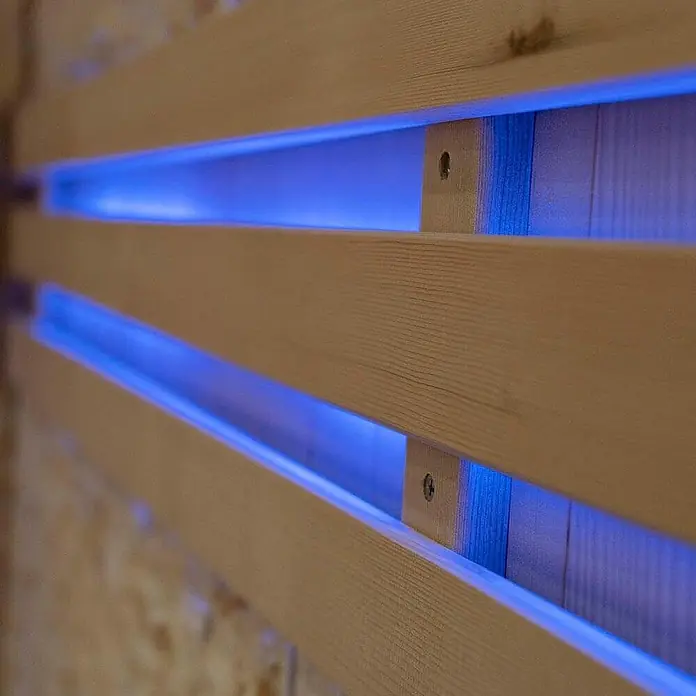 Home Deluxe Elementsauna SKYLINE BIG XL KUNSTSTEINWAND - Elektroofen, Steuerung Ofen: Integriert, L x B x H: 200 x 200 x 210 cm - Helle Holzlatten mit integrierter blauer LED-Beleuchtung für sanftes, dekoratives Licht.