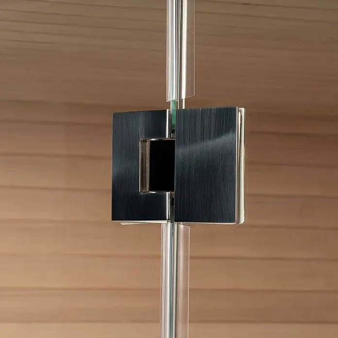Home Deluxe Elementsauna SKYLINE BIG XL KUNSTSTEINWAND - Elektroofen, Steuerung Ofen: Integriert, L x B x H: 200 x 200 x 210 cm - Quadratischer, dunkel gebürsteter Metallgriff/Verschluss an einer Glastür vor Holzhintergrund.