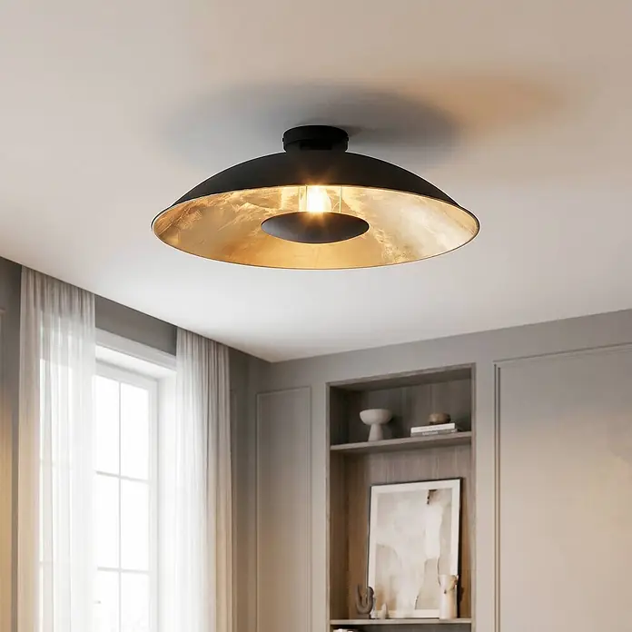 Lindby Deckenleuchte Emilienne - schwarz, E27 - Schwarze Deckenleuchte mit goldfarbener Patina-Innenseite, bündig an der Decke montiert, beleuchtet den Raum mit warmem Licht.