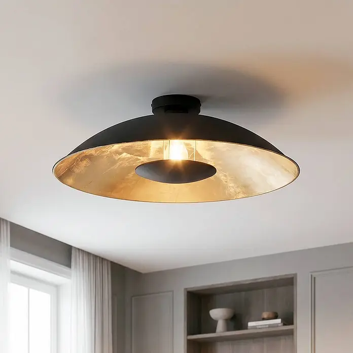 Lindby Deckenleuchte Emilienne - schwarz, E27 - Schwarze Deckenleuchte mit texturierter Gold-Innenseite, an der Decke montiert, die den Raum beleuchtet.