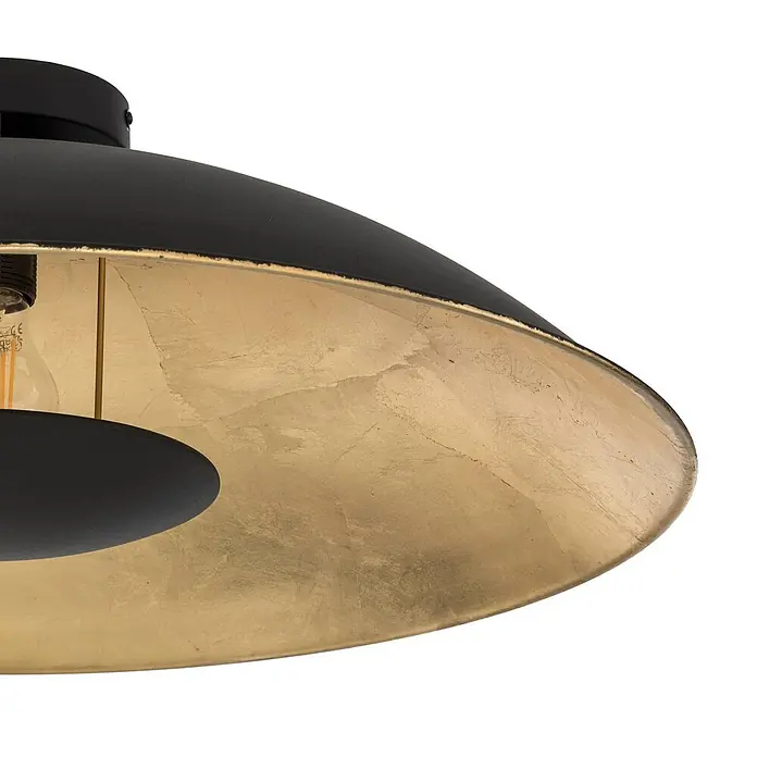 Lindby Deckenleuchte Emilienne - schwarz, E27 - Nahaufnahme einer schwarzen Deckenleuchte mit texturierter Gold-Innenseite und sichtbarer Glühbirne.