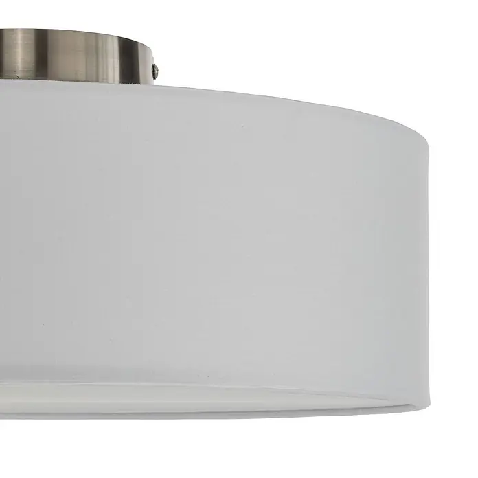 Lindby Deckenleuchte Sebatin - L x B x H: 40 x 40 x 17 cm, weiß / opal, E27 - Nahaufnahme einer Deckenleuchte mit weißem Stoffschirm und gebürstetem Metallsockel.
