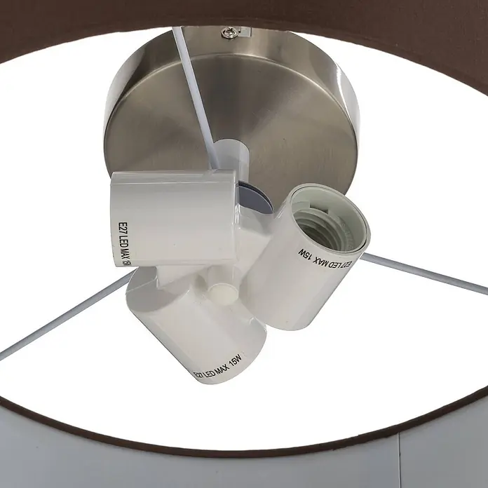 Lindby Deckenleuchte Sebatin - braun / rost, E27 - Gebürstete Metalldecke Rosette mit drei weißen E27 LED max. 15W Lampenfassungen, von unten in einem Lampenschirm gesehen.