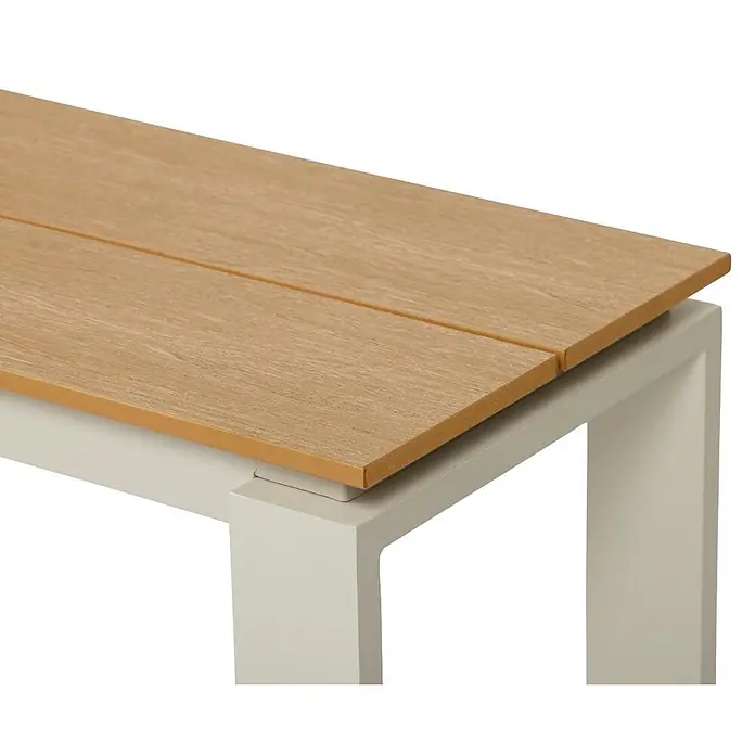 Ebuy24 Gartenbank Martinus - B x T x H: 36 x 180 x 43 cm, Aluminium, Nonwood., Teak - Hellbraune Tischplatte in Holzoptik mit zwei Bohlen, gestützt von einem hellgrauen Gestell.