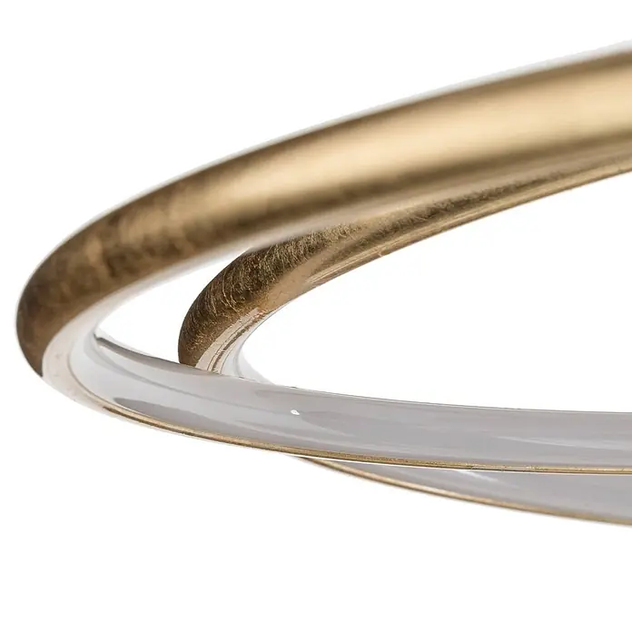 Lindby Deckenleuchte Joline - L x B x H: 74 x 74 x 5,2 cm, messing / gold - Nahaufnahme zweier ineinandergreifender Ringe: einer aus strukturiertem Gold, einer glatt weiß mit Goldrand.