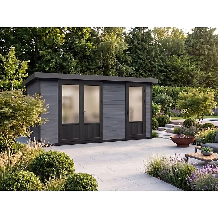 Fjordholz Gartenhaus Style DeLuxe 2-Raum 8,0 m² - Außenmaß inkl. Dachüberstand (B x T): 427,5 x 236 cm, Aluminium, Anthrazit/grau - Ein modernes dunkelgraues Verbundwerkstoff-Gartenzimmer mit dunkel gerahmten Milchglastüren, auf einer Terrasse in einem üppigen grünen Garten.