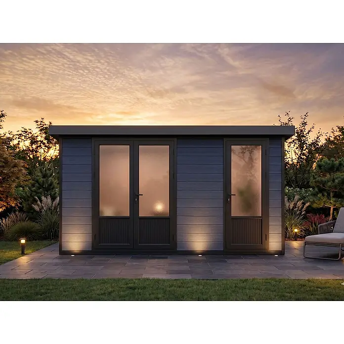 Fjordholz Gartenhaus Style DeLuxe 2-Raum 8,0 m² - Außenmaß inkl. Dachüberstand (B x T): 427,5 x 236 cm, Aluminium, Anthrazit/grau - Moderner dunkelgrauer Gartenraum mit Milchglastüren und Bodenbeleuchtung auf einer Terrasse, umgeben von üppigen Gartenpflanzen bei Sonnenuntergang.
