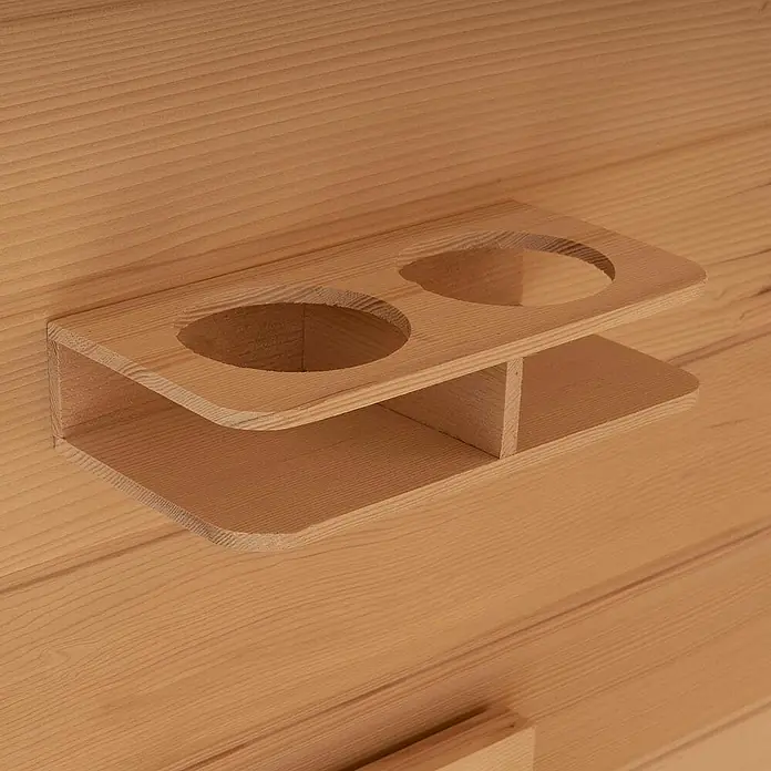 Home Deluxe Infrarotkabine REDSUN XXL -  - Heller Holz-Becherhalter mit zwei runden Aussparungen und einer unteren Ablage, an einer Holzwand montiert.