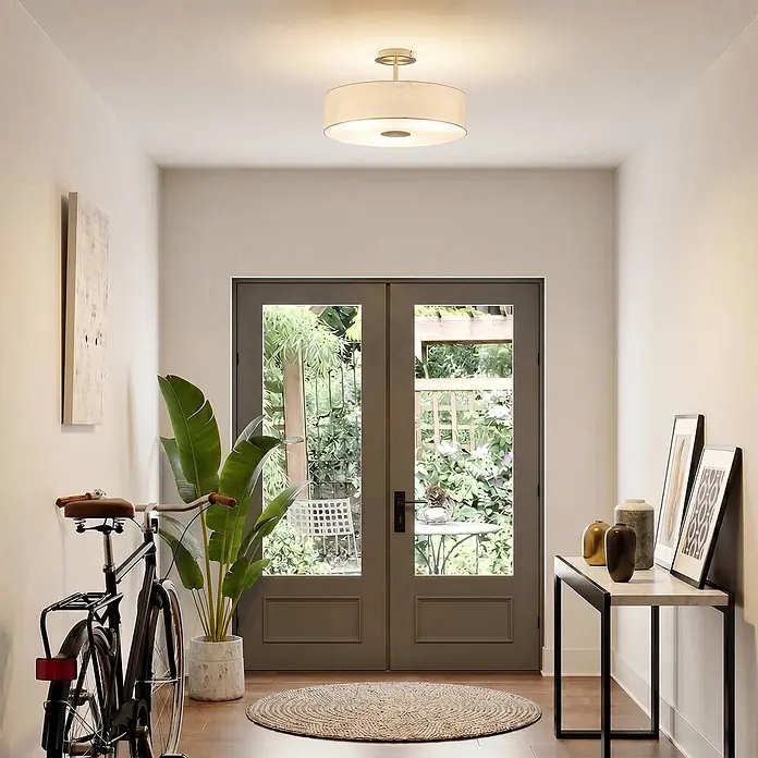 Lindby Deckenleuchte Josia - weiß / opal, E27 - Halb-bündige Deckenleuchte mit gebürstetem Nickel-Finish und weißem Stoffschirm, die einen Flur beleuchtet.