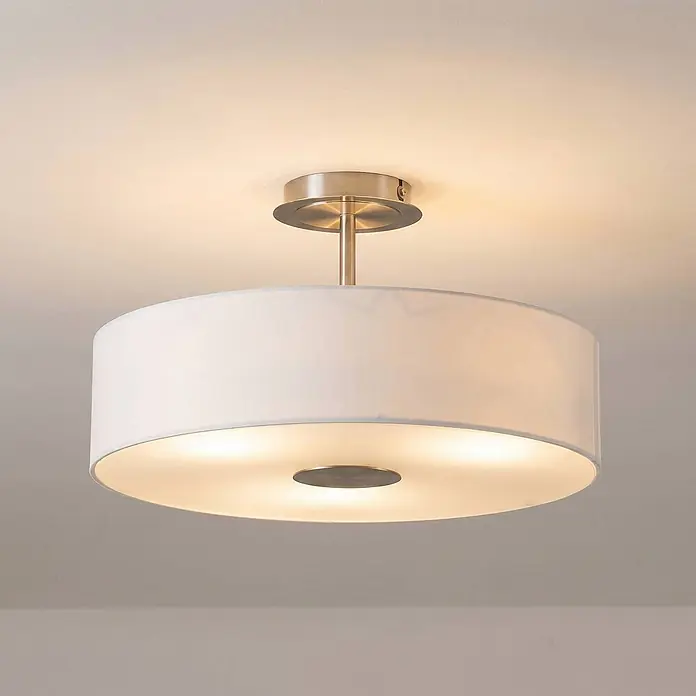 Lindby Deckenleuchte Josia - weiß / opal, E27 - Deckenleuchte mit weißem Stoffschirm und gebürsteten Metallakzenten, die warmes Licht nach unten abgibt.