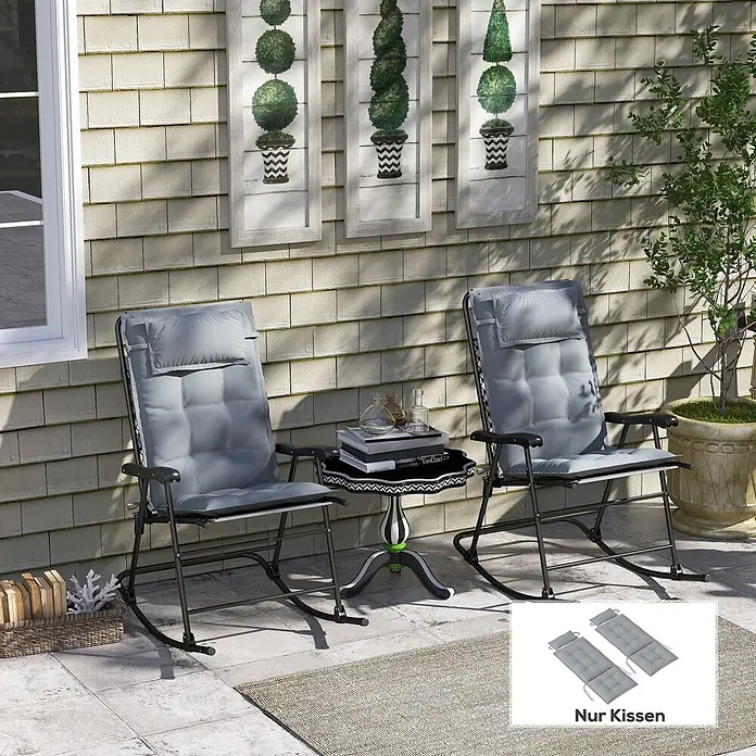 Outsunny Sitzauflage Hochlehner - Hochlehner, 2 Stk., L x B x H: 116 x 50 x 5 cm, Polyester, Hellgrau - Zwei Outdoor-Schaukelstühle mit grauen Polstern auf einer Terrasse mit Beistelltisch.
