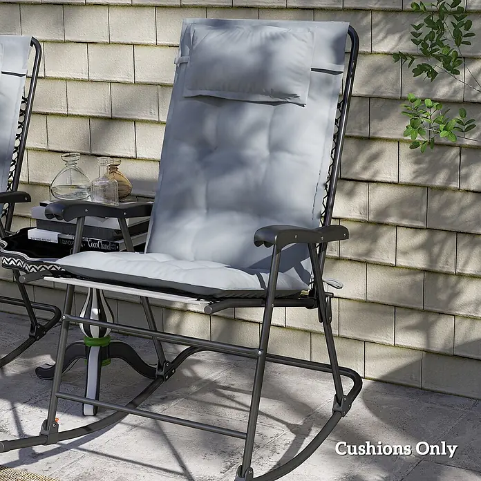 Outsunny Sitzauflage Hochlehner - Hochlehner, 2 Stk., L x B x H: 116 x 50 x 5 cm, Polyester, Hellgrau - Hellgraue Polsterauflagen auf einem Outdoor-Schaukelstuhl für entspannte Stunden im Freien.
