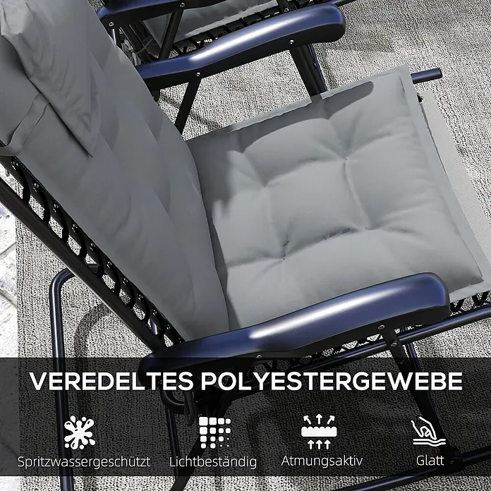 Outsunny Sitzauflage Hochlehner - Hochlehner, 2 Stk., L x B x H: 116 x 50 x 5 cm, Polyester, Hellgrau - Nahaufnahme eines grauen, gepolsterten Outdoor-Liegestuhls aus veredeltem Polyestergewebe, mit Eigenschaften wie spritzwassergeschützt, lichtbeständig, atmungsaktiv und glatt.