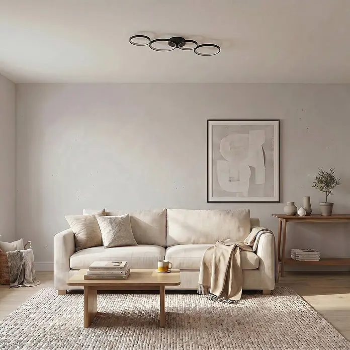 Lindby Deckenleuchte Evengeline - L x B x H: 88 x 31 x 7 cm, schwarz - Moderne schwarze ringförmige Deckenleuchte, die ein neutral getöntes Wohnzimmer mit hellem Sofa beleuchtet.
