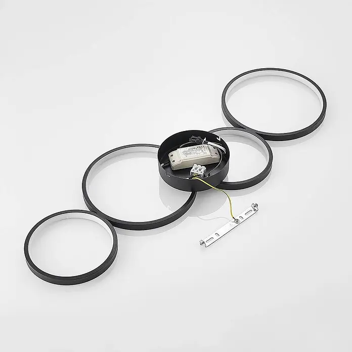 Lindby Deckenleuchte Evengeline - schwarz - Schwarze runde LED-Leuchtenkomponenten: mehrere Ringe, zentrales Gehäuse mit Treiber und Metallhalterung zur Installation.
