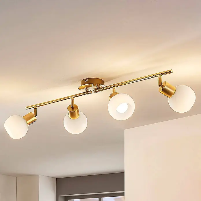 Lindby Deckenleuchte Elaina - messing / gold, E14 - Goldfarbene Deckenleuchte mit vier milchweißen Kugelschirmen, an einer Decke montiert.
