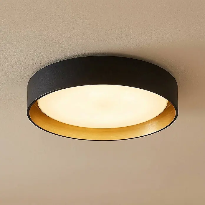 Lindby Deckenleuchte Gracjan - L x B x H: 45 x 45 x 11 cm, schwarz - Runde Deckenleuchte in Schwarz-Gold mit warmem Licht an einer hellen Decke.